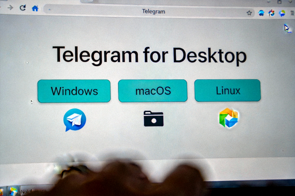 Telegram电脑版官方网站下载页面截图 - 显示Windows、macOS、Linux下载选项